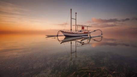 Tranquil Morning Reflection on Calm Waters wallpaper