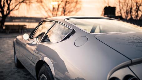 Classic Coupé in Golden Hour Light wallpaper