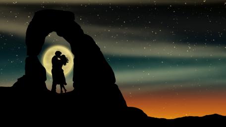 Kissing at full moon wallpaper