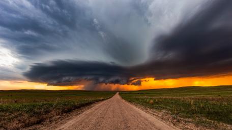 Dirt road before the storm wallpaper