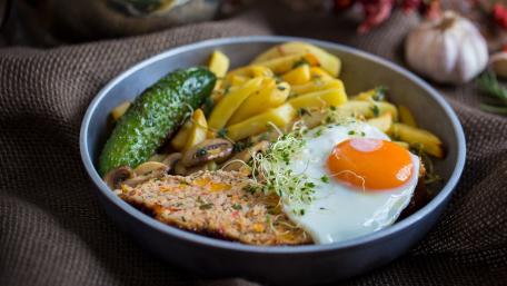 Delicious Lunch Bowl with Roast Meat and Fried Egg wallpaper