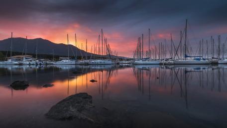 Tranquil Marina at Dusk Viewpoint wallpaper