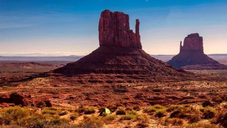 Monument Valley, West and East Mitten Buttes wallpaper