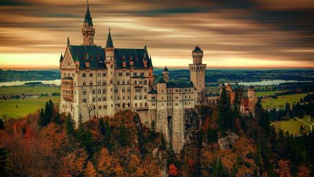 Neuschwanstein Castle at fall wallpaper