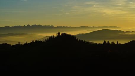 Hazy sunset in the Luderenalp wallpaper