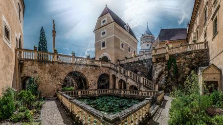 Rosenburg Castle courtyard (Austria) wallpaper