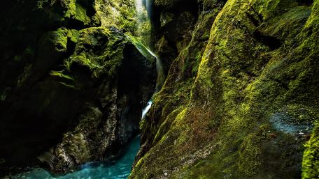 Waterfall among the mossy rocks wallpaper