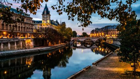 Serene City Reflections at Dusk wallpaper