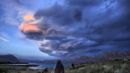 Cloudy New Zealand landscape wallpaper