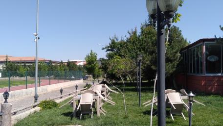 Tranquil City Park Scene with Outdoor Seating wallpaper