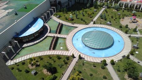 Modern Urban Oasis with Serenity Features wallpaper