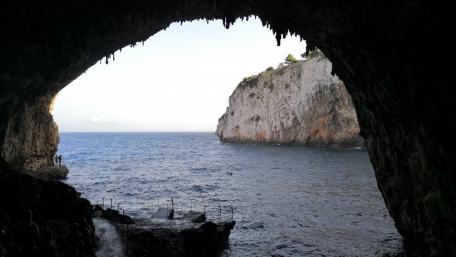 La Grotta della Zinzulusa (Zinzulusa Cave) wallpaper
