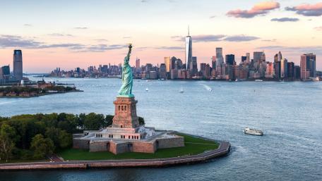 Statue of Liberty and Manhattan Skyline wallpaper