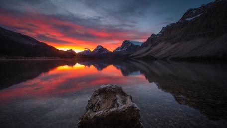 Majestic Sunset Over Mountain Lake wallpaper