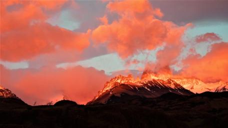 Fiery Sunset Over Majestic Mountains wallpaper
