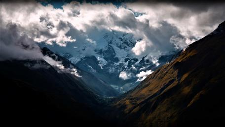 Majestic Mountains Shrouded in Clouds wallpaper