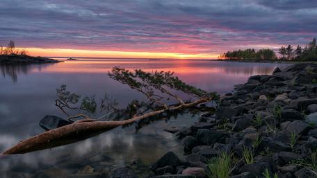 Serene Sunset Over Still Waters wallpaper