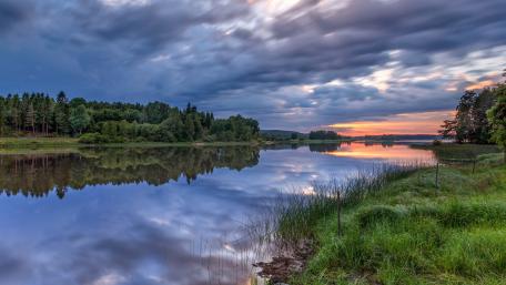 Cloudy sky reflection wallpaper