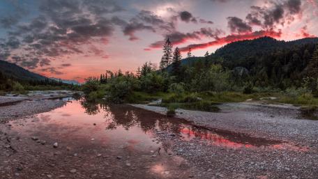 Tranquil Riverbed Reflection at Dusk wallpaper