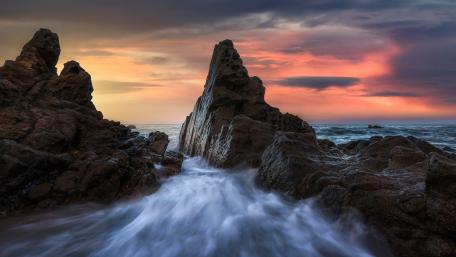 Tranquil Waves at Sunset wallpaper