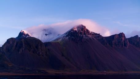 Majestic Mountain Peaks at Dawn wallpaper