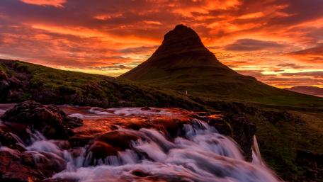 Kirkjufell waterfalls (Kirkjufellsfoss) wallpaper