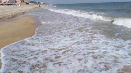 Serene Beachfront Waves in 4K Quality wallpaper