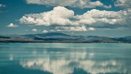 Blue sky with fluffy clouds wallpaper