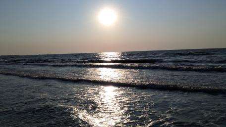 Serene Sunset Over Tranquil Ocean Waves wallpaper
