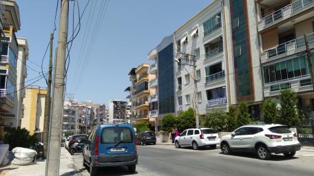 Urban Street View in a Bright City Scene wallpaper