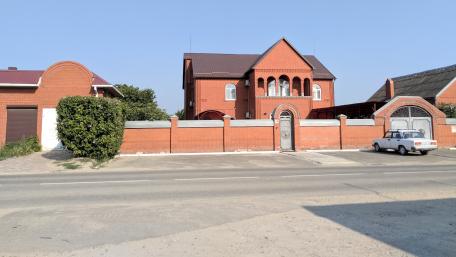 Stunning Red Brick House in Urban Setting wallpaper