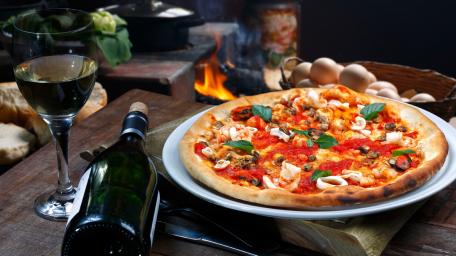 Delicious Italian Pizza Freshly Served wallpaper