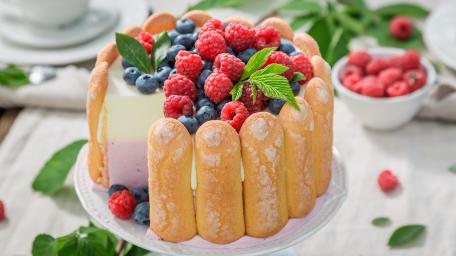 Delightful Berry Cream Cake Wallpaper wallpaper