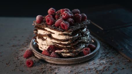 Chocolate Raspberry Cream Cake Delight wallpaper