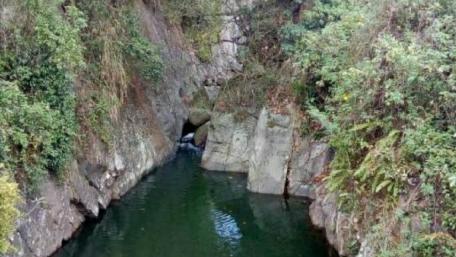 Secret swimming hole wallpaper