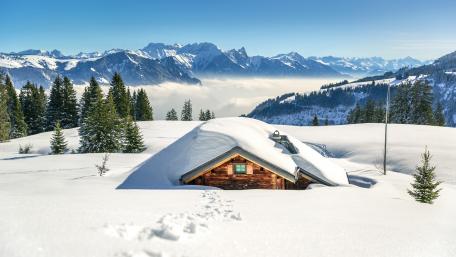 Log cabin under the snow wallpaper