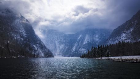 Winter Serenity in the Mountains wallpaper