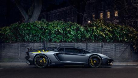 Sleek Nighttime Lamborghini Aventador Wallpaper wallpaper