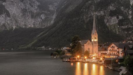 Hallstatt at dusk wallpaper