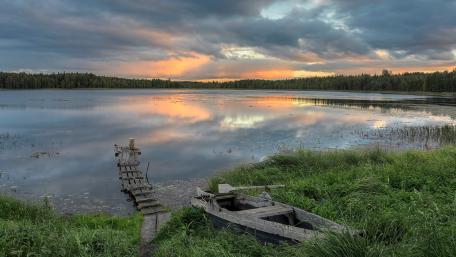 Serene Lake at Dusk with Calm Waters wallpaper