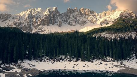 Winter Majesty in the Mountains wallpaper