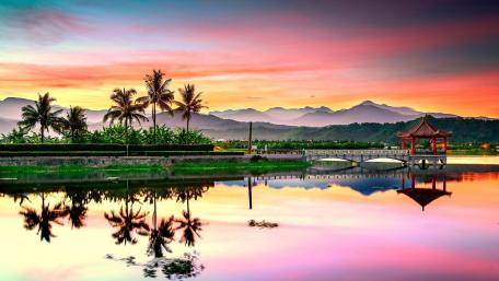 Tranquil Sunrise Over Serene Lake wallpaper