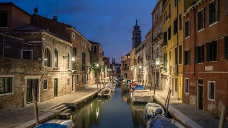 Canal Serenity at Dusk in 4K wallpaper