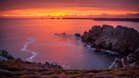 Sunset Serenity Over the Rocky Coast wallpaper