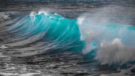 Majestic Ocean Waves in 4K wallpaper