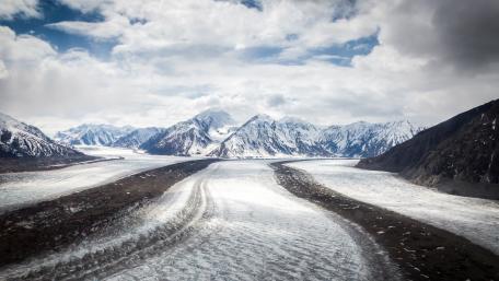 Snowing Road wallpaper