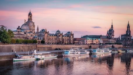 Stunning Evening Reflection of Dresden’s Historic Architecture wallpaper