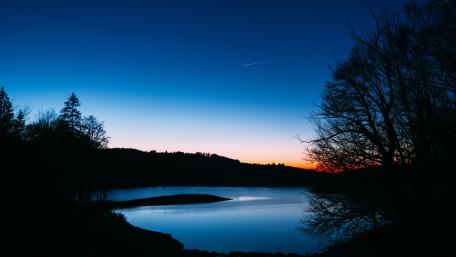 Serene Twilight Over Still Waters wallpaper