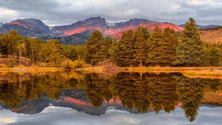 Serene Mountain Reflection in a Tranquil Lake wallpaper