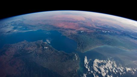 Earths Curvature Over a Vast Horizon wallpaper